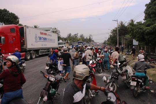 Việc[-]tụ[-]tập[-]khiến[-]Quốc[-]lộ[-]1A[-]ách[-]tắc